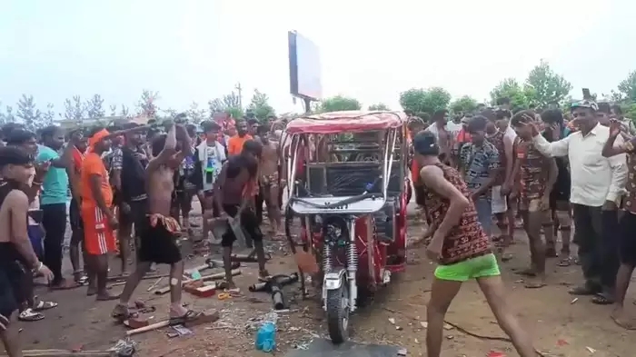 हरिद्वार के शंकराचार्य चौक पर कांवड़ियों का आतंक, हाथा पाई पर उतर आयें हैं शिवभक्त