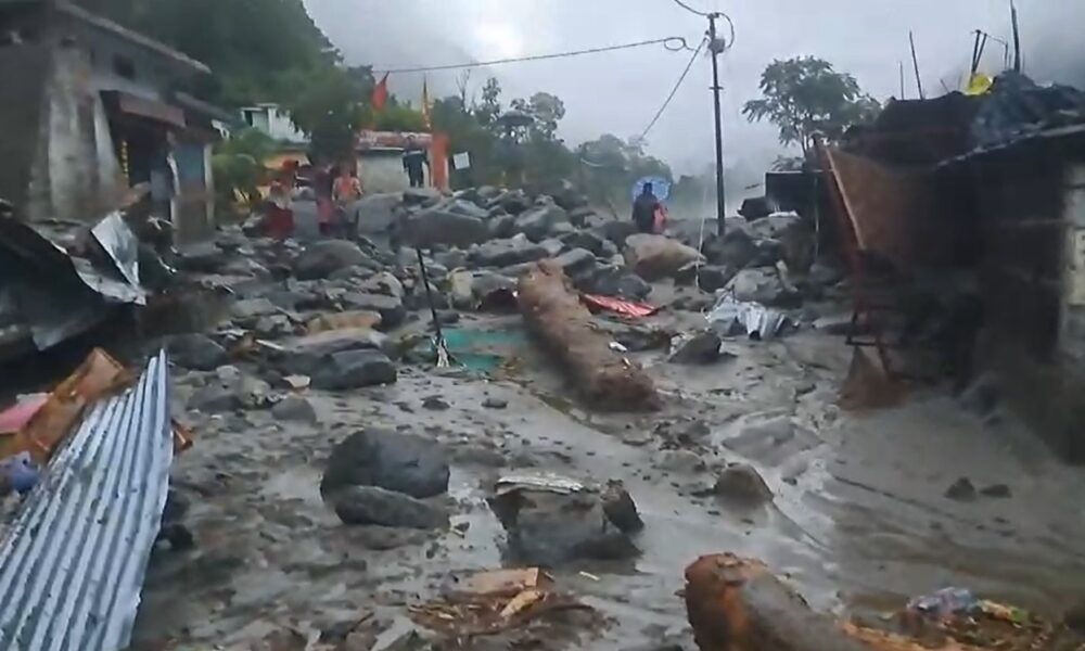 चमोली में बादल फटने से आपदा: एक लापता, मकाने मलबे में दबे, बचाव जारी