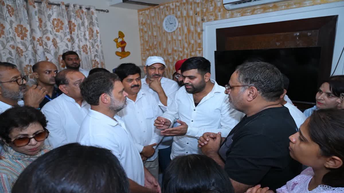 देहरादून में राहुल गांधी ने दिवंगत कांग्रेस कार्यकर्ता अमर मेहता को दी श्रद्धांजलि, दो मिनट का मौन रखकर जताया शोक