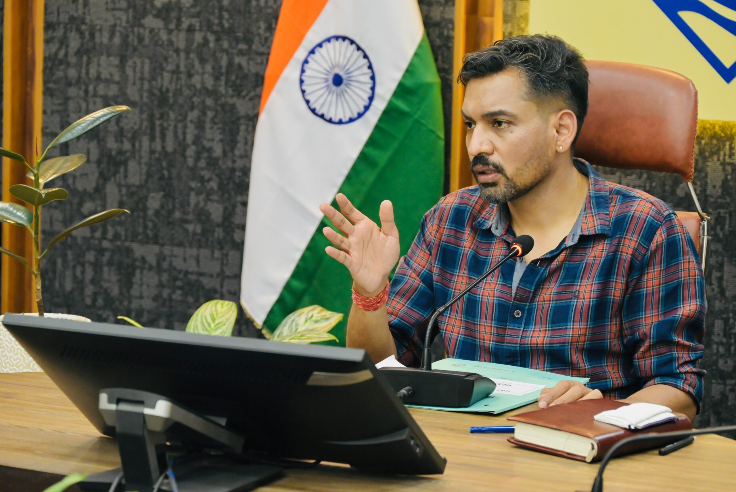 समाधान दिवस में डीएम का कड़ा एक्शन, लापरवाही पर डेयरी प्रबंधक का वेतन रोका